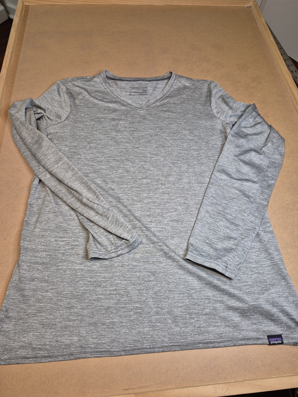 Patagonia Men's Heathered Light Gray V-Neck Long Sleeve Tee 4512/7